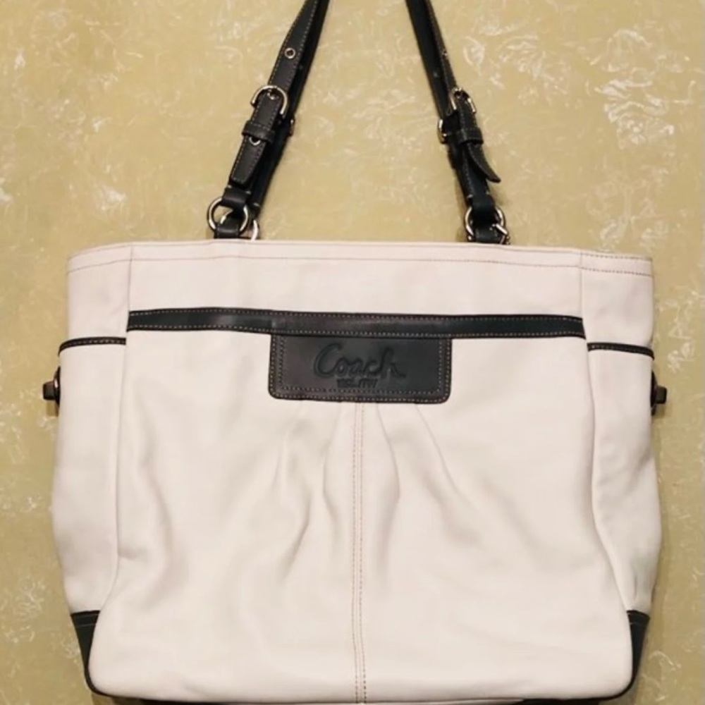 NWOT Gorgeous Authentic Coach Purse